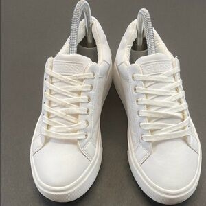 GUESS White Logo Low Top Platform Sneakers Casual Shoes Womens Sz 6